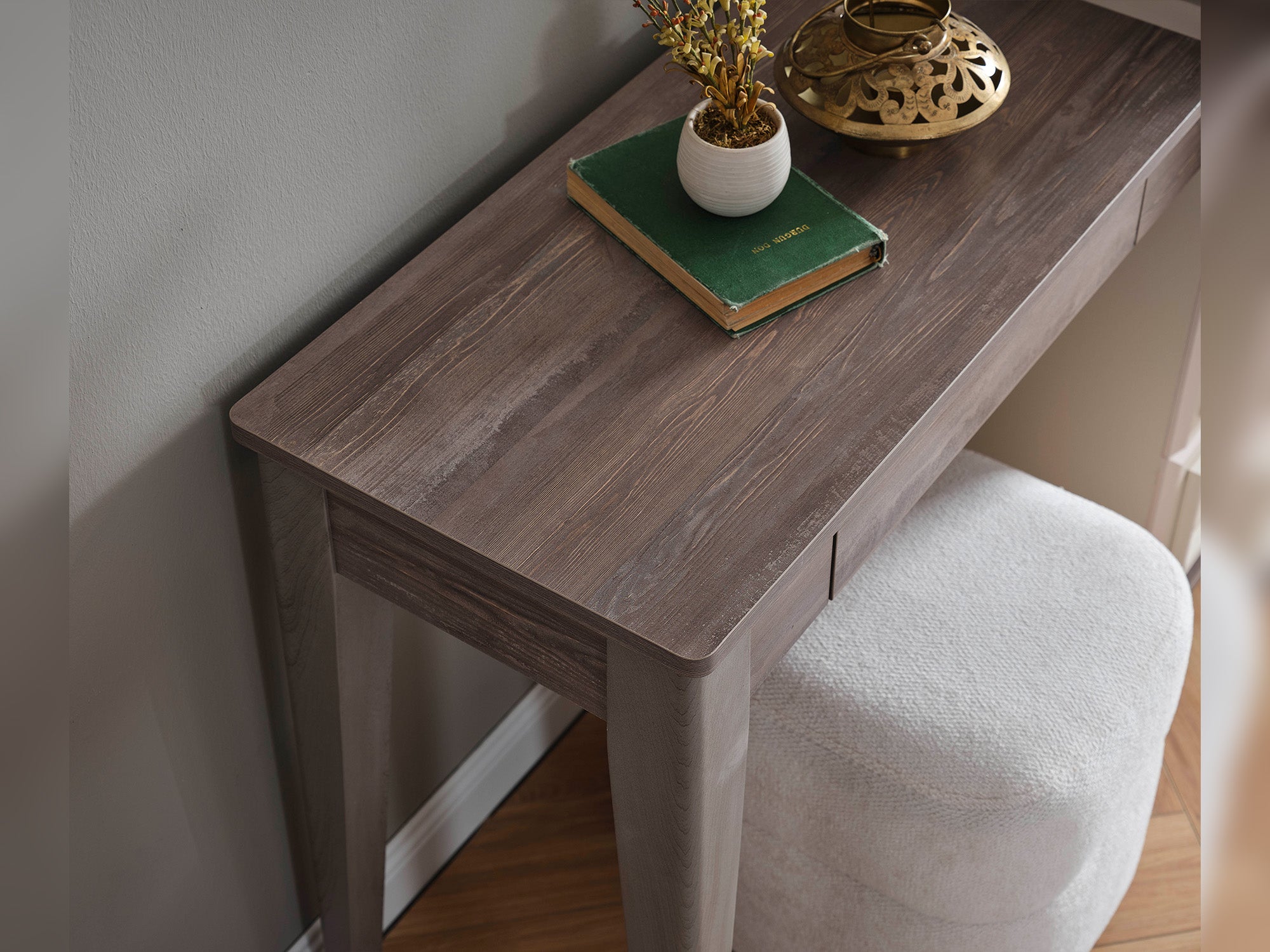 Carmen Bedroom (Queen Frame With Headboard & Dresser With Mirror & Ottoman & 2 Nightstand)