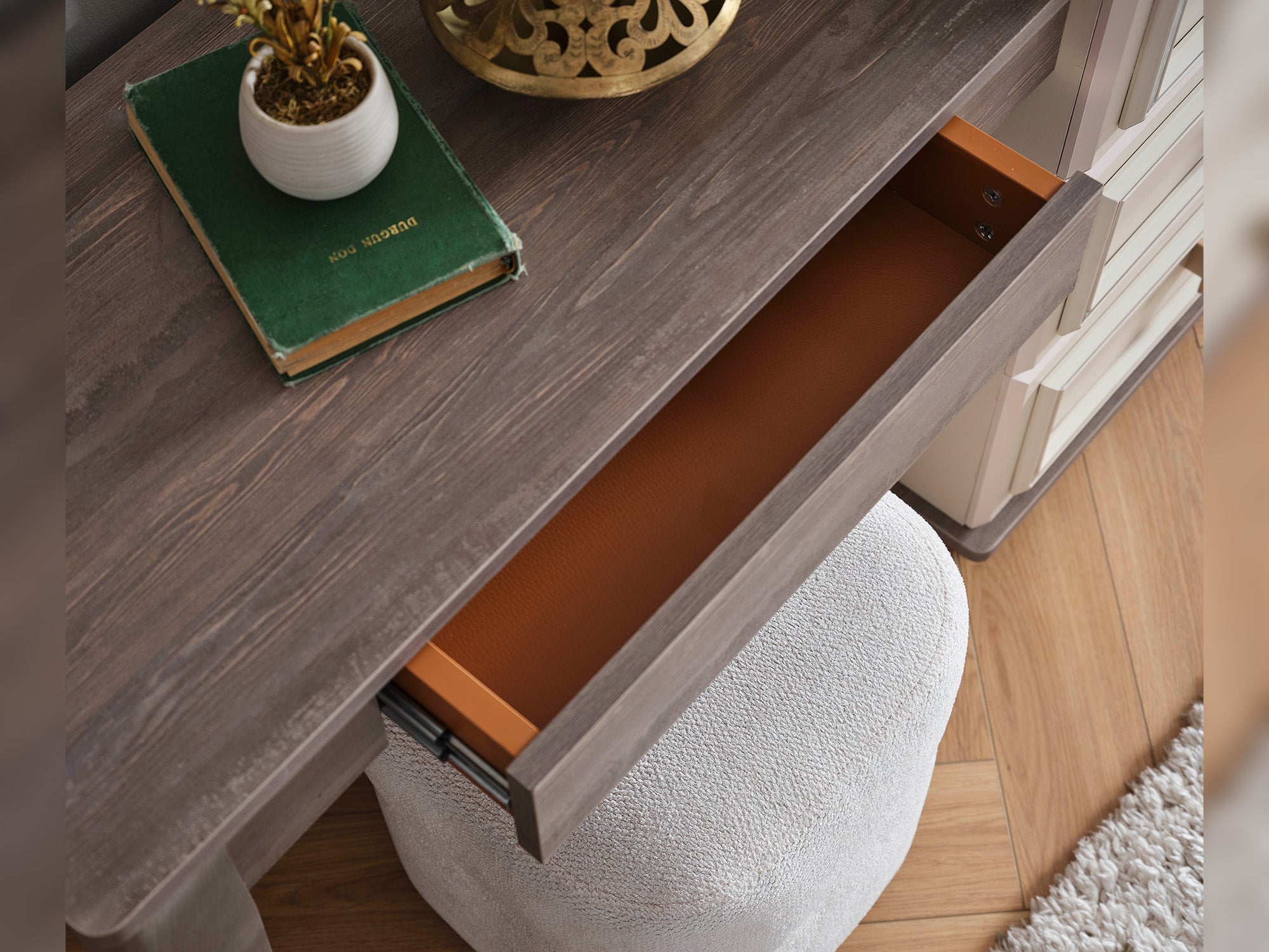 Carmen Bedroom (Queen Frame With Headboard & Dresser With Mirror & Ottoman & 2 Nightstand)