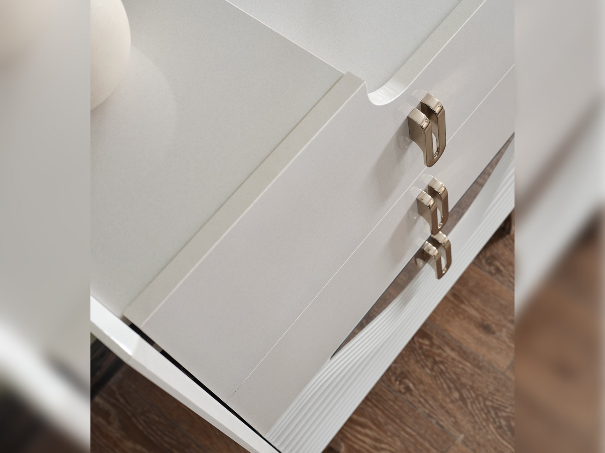 Esperanza Bedroom (Queen Frame With Headboard & Dresser With Mirror & Ottoman & 2 Nightstand)