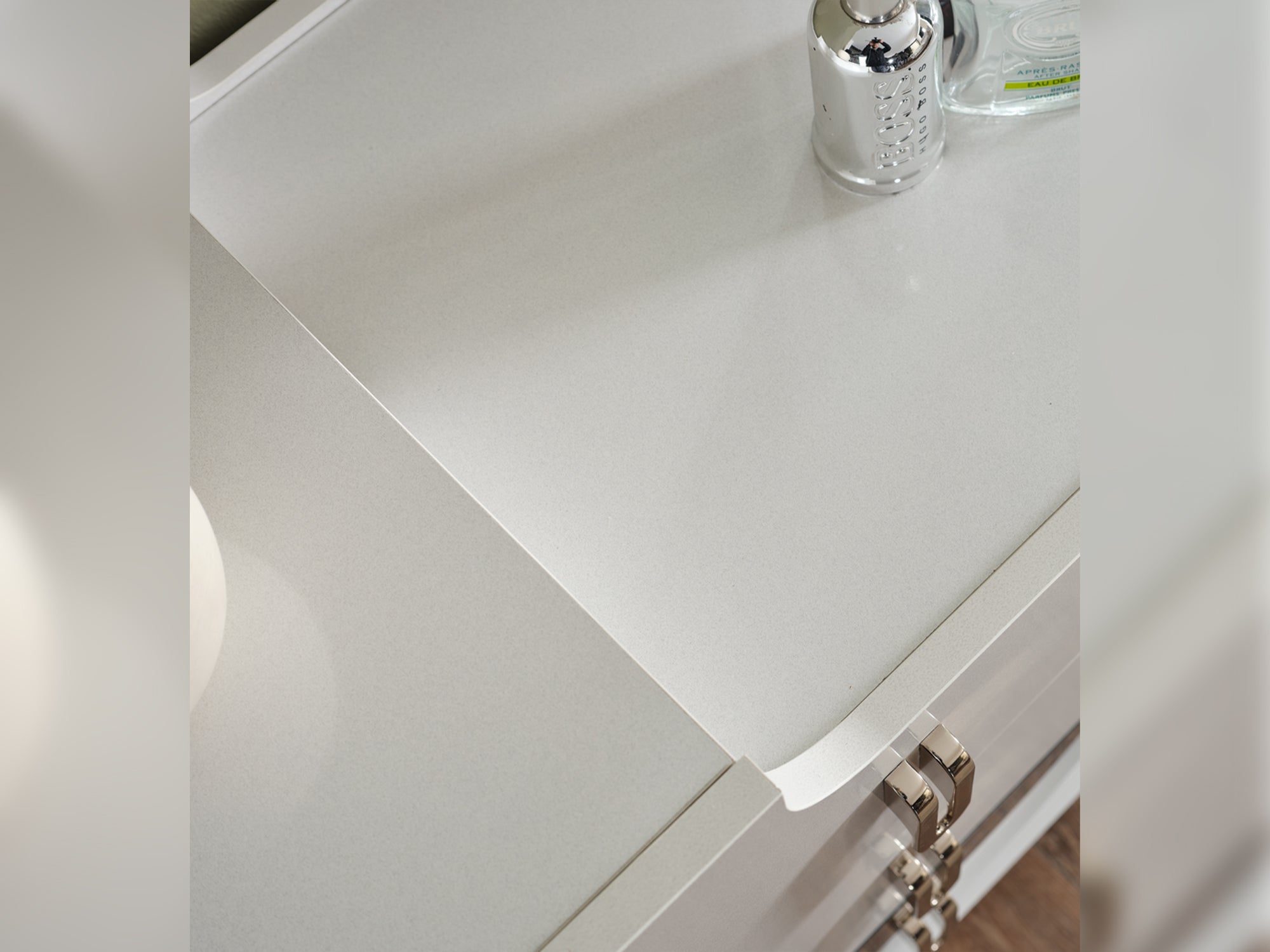 Esperanza Bedroom (Queen Frame With Headboard & Dresser With Mirror & Ottoman & 2 Nightstand)