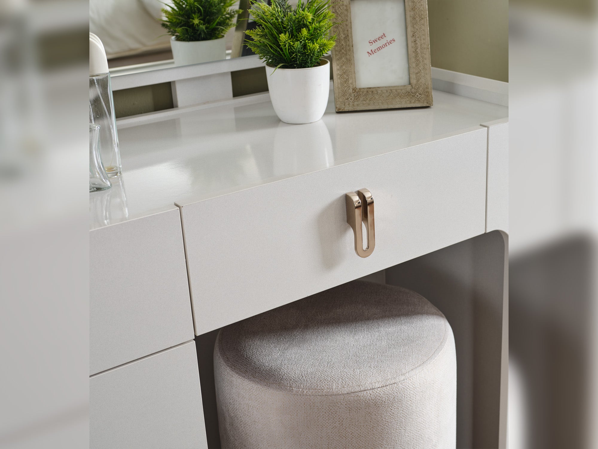 Esperanza Bedroom (Queen Frame With Headboard & Dresser With Mirror & Ottoman & 2 Nightstand)