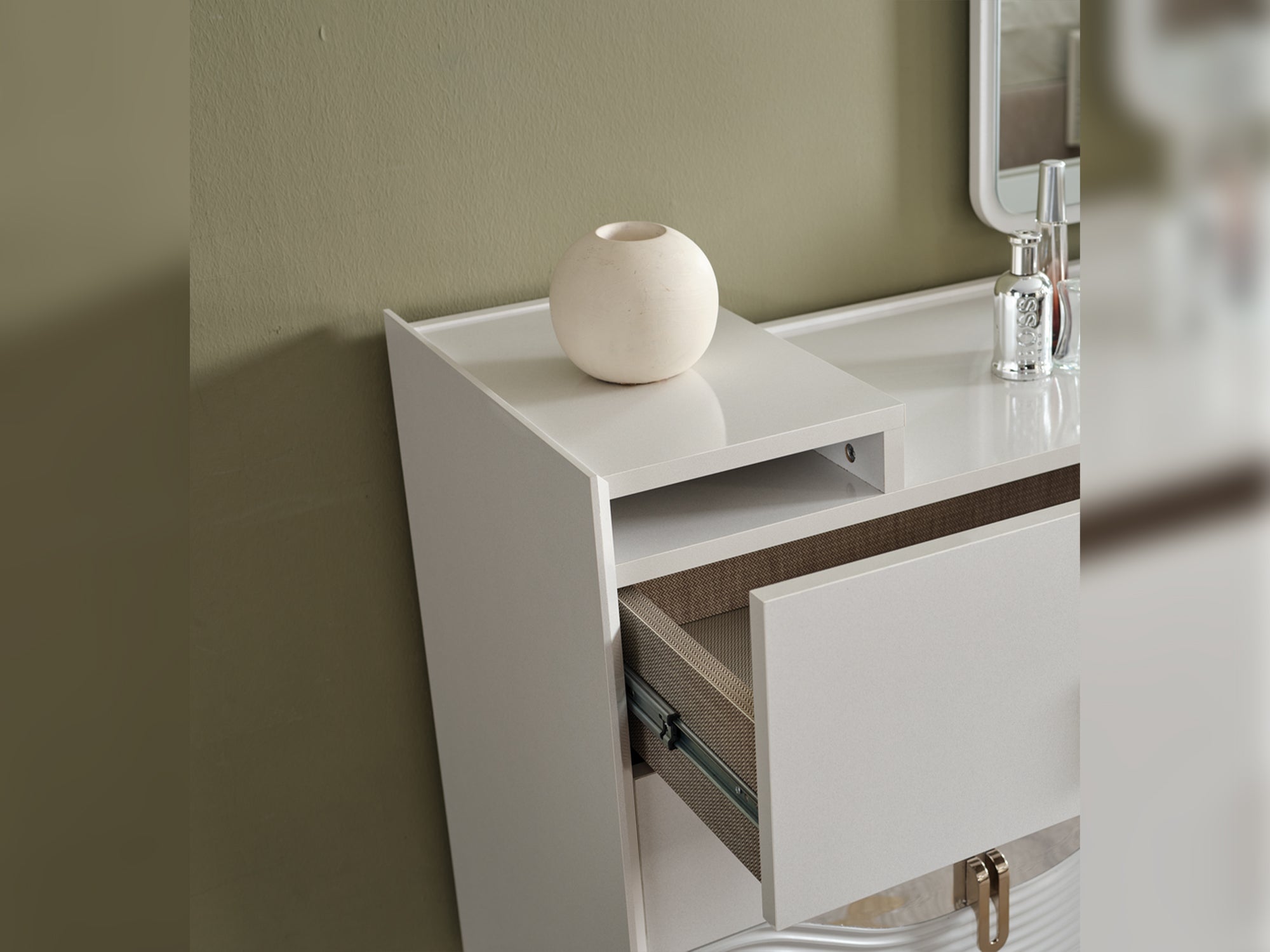 Esperanza Bedroom (Queen Frame With Headboard & Dresser With Mirror & Ottoman & 2 Nightstand)