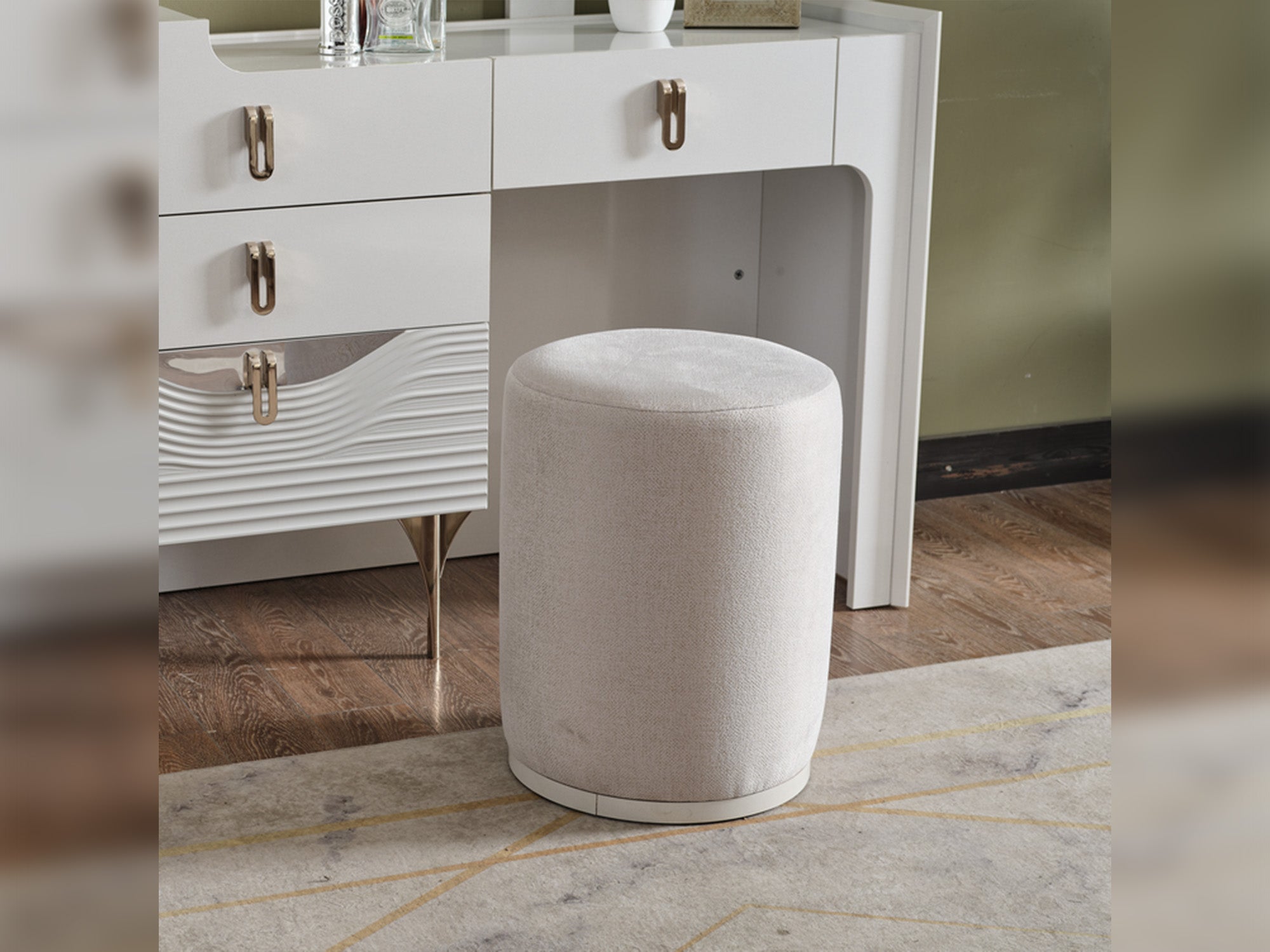 Esperanza Bedroom (Queen Frame With Headboard & Dresser With Mirror & Ottoman & 2 Nightstand)