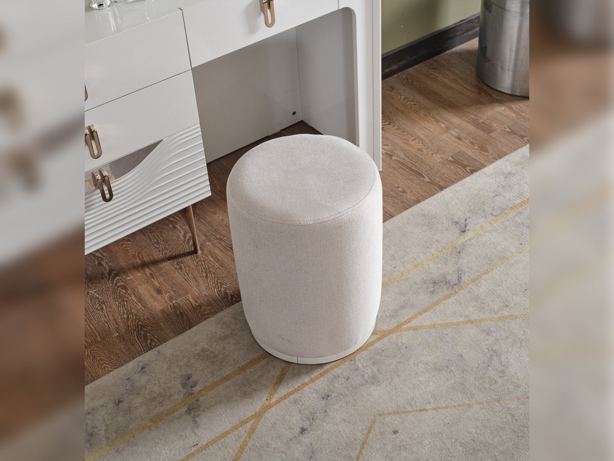 Esperanza Bedroom (Queen Frame With Headboard & Dresser With Mirror & Ottoman & 2 Nightstand)