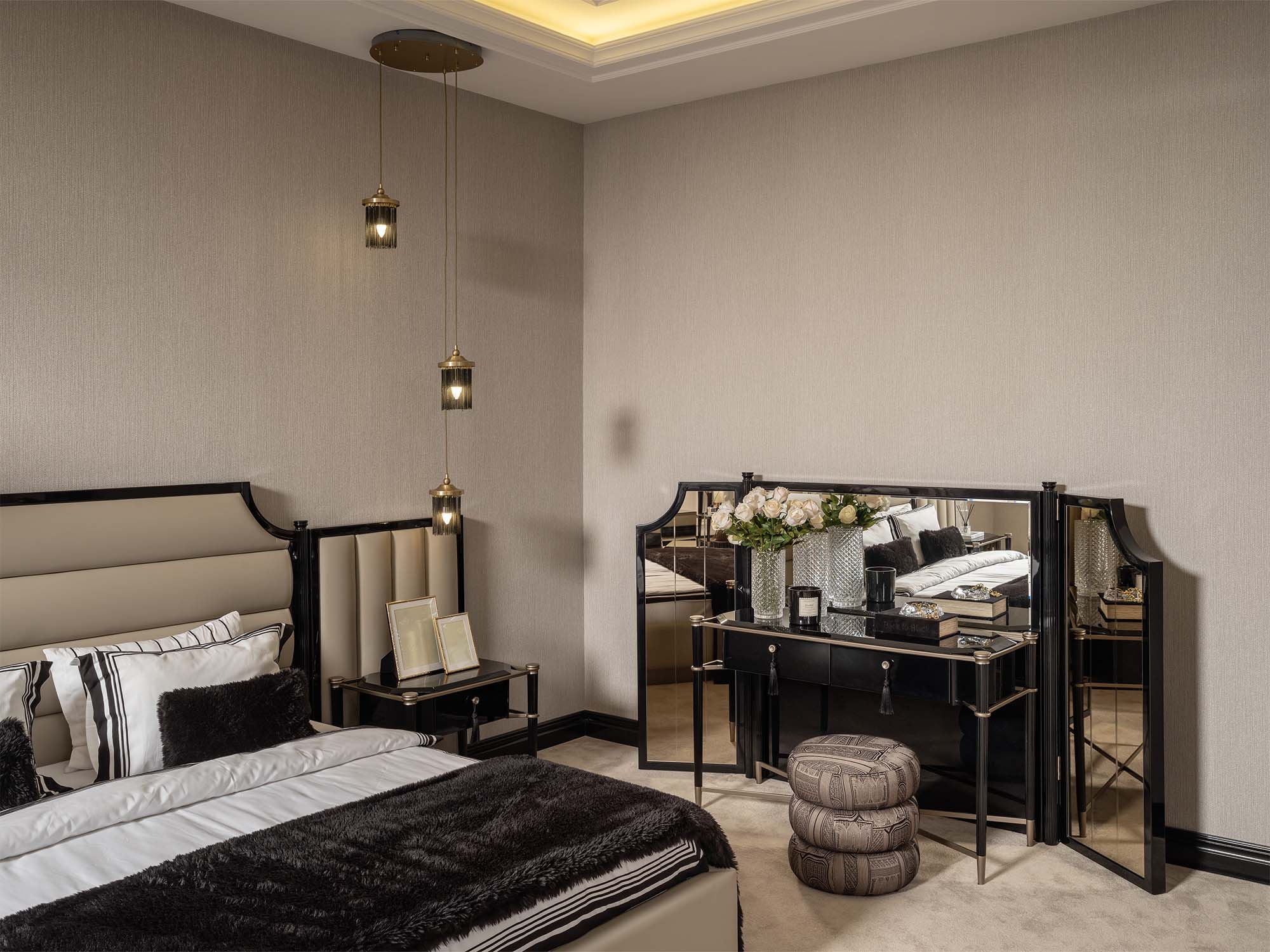 Istanbul Bedroom (Queen Frame With Headboard & Dresser With Mirror & Ottoman & 2 Nightstand & Bench)