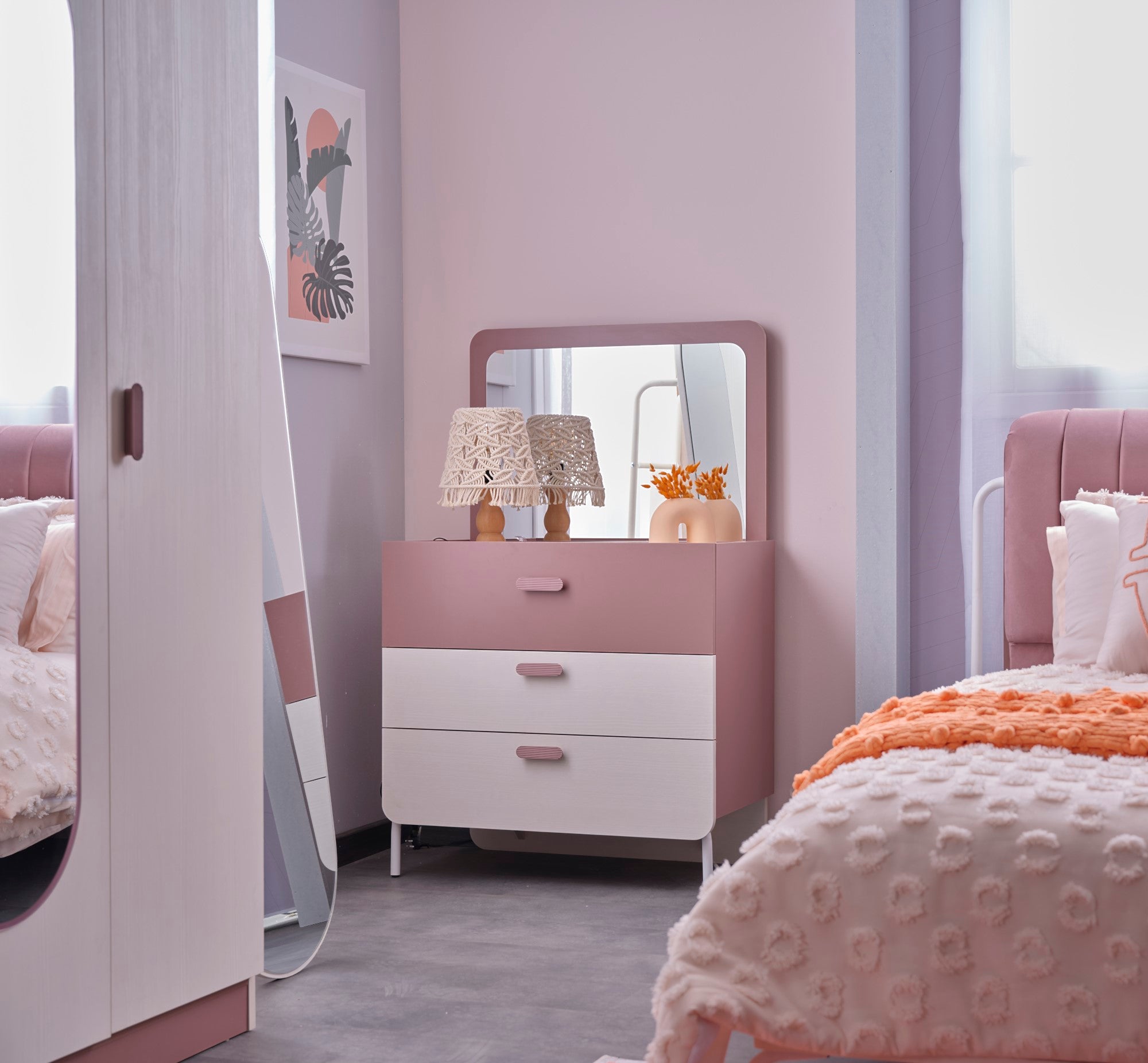 Linda Chiffonier With Mirror