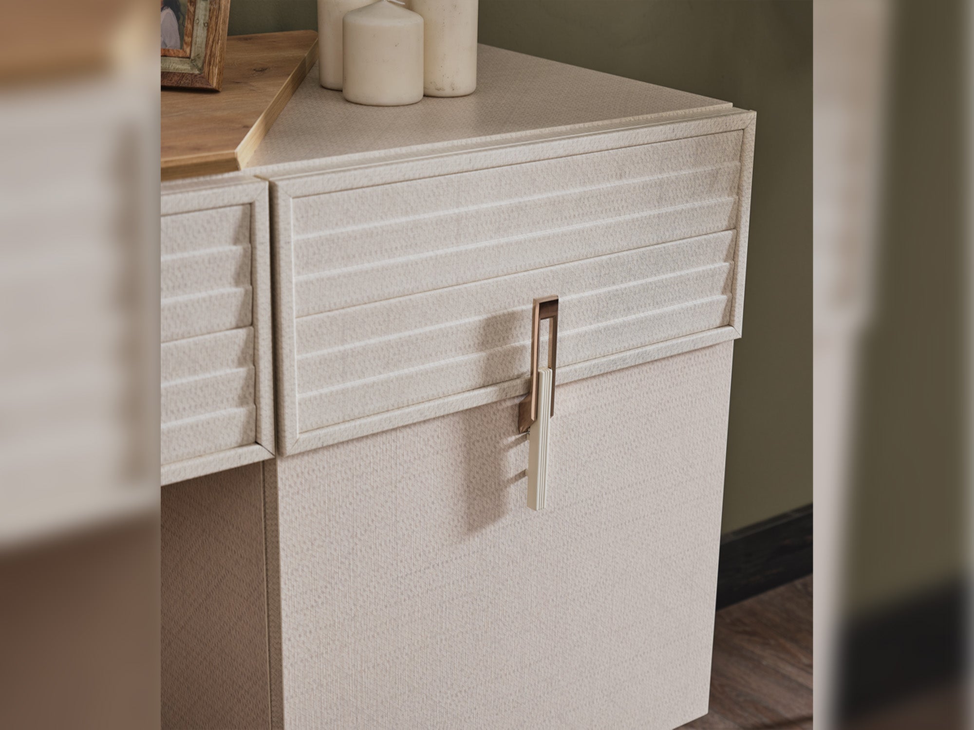 Lugano Bedroom (Queen Frame With Headboard & Dresser With Mirror & Ottoman & 2 Nightstand)