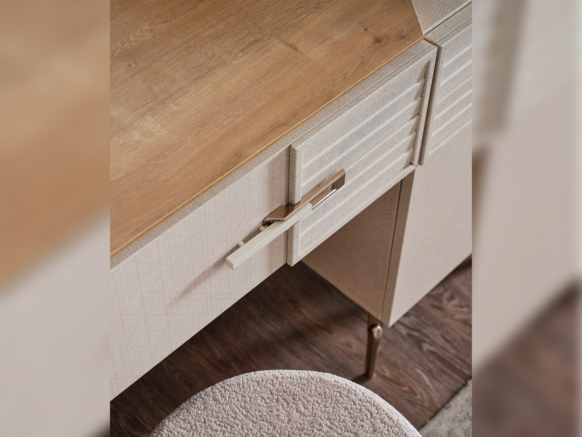 Lugano Bedroom (Queen Frame With Headboard & Dresser With Mirror & Ottoman & 2 Nightstand)