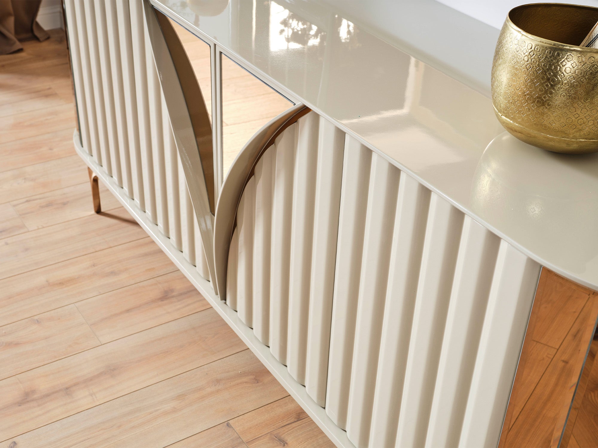 Lumina Diningroom (Consol With Mirror & Dining Table & 6 Dining Chair)