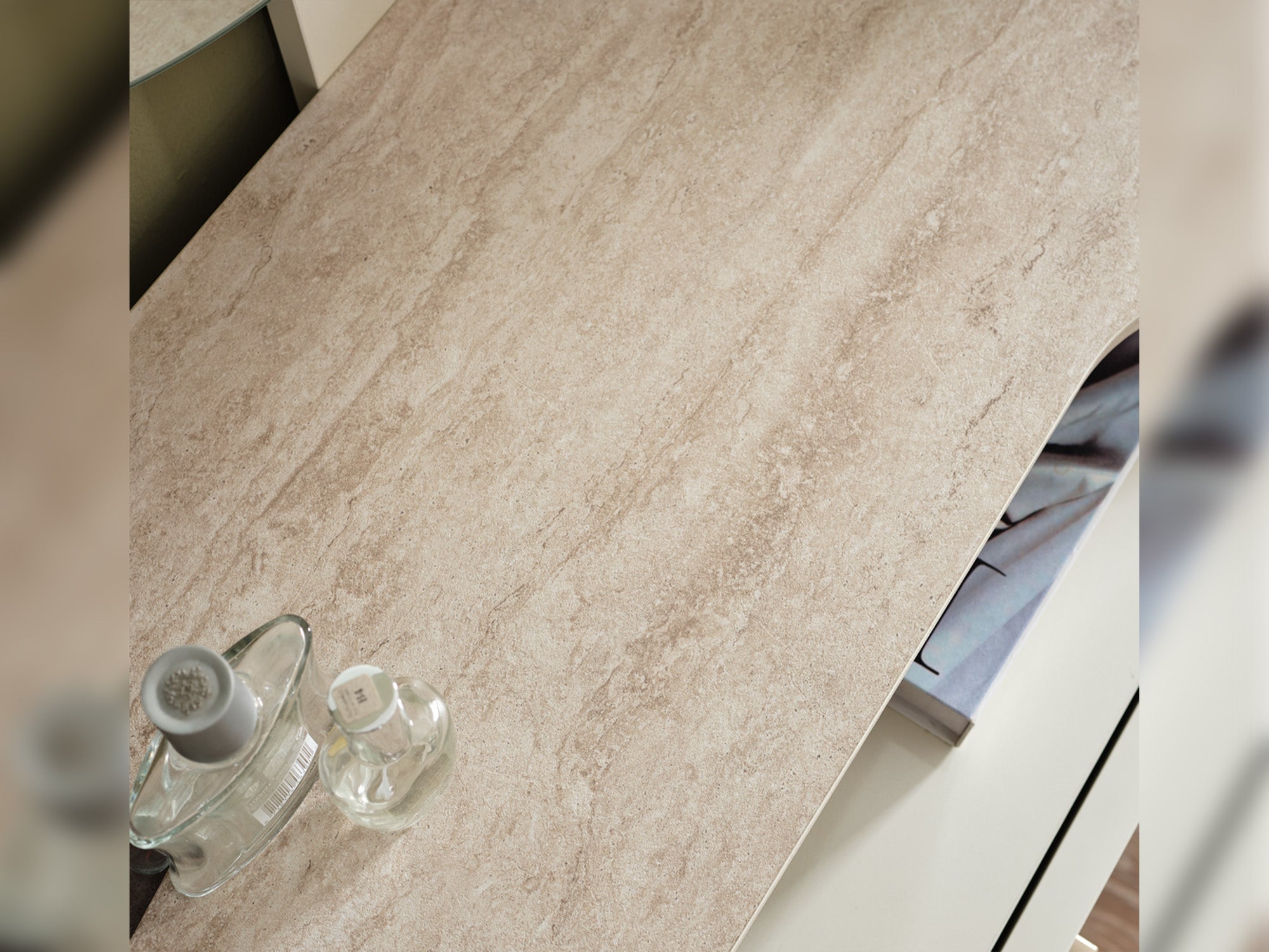 Pamukkale Bedroom (Queen Frame With Headboard & Dresser With Mirror & Ottoman & 2 Nightstand)