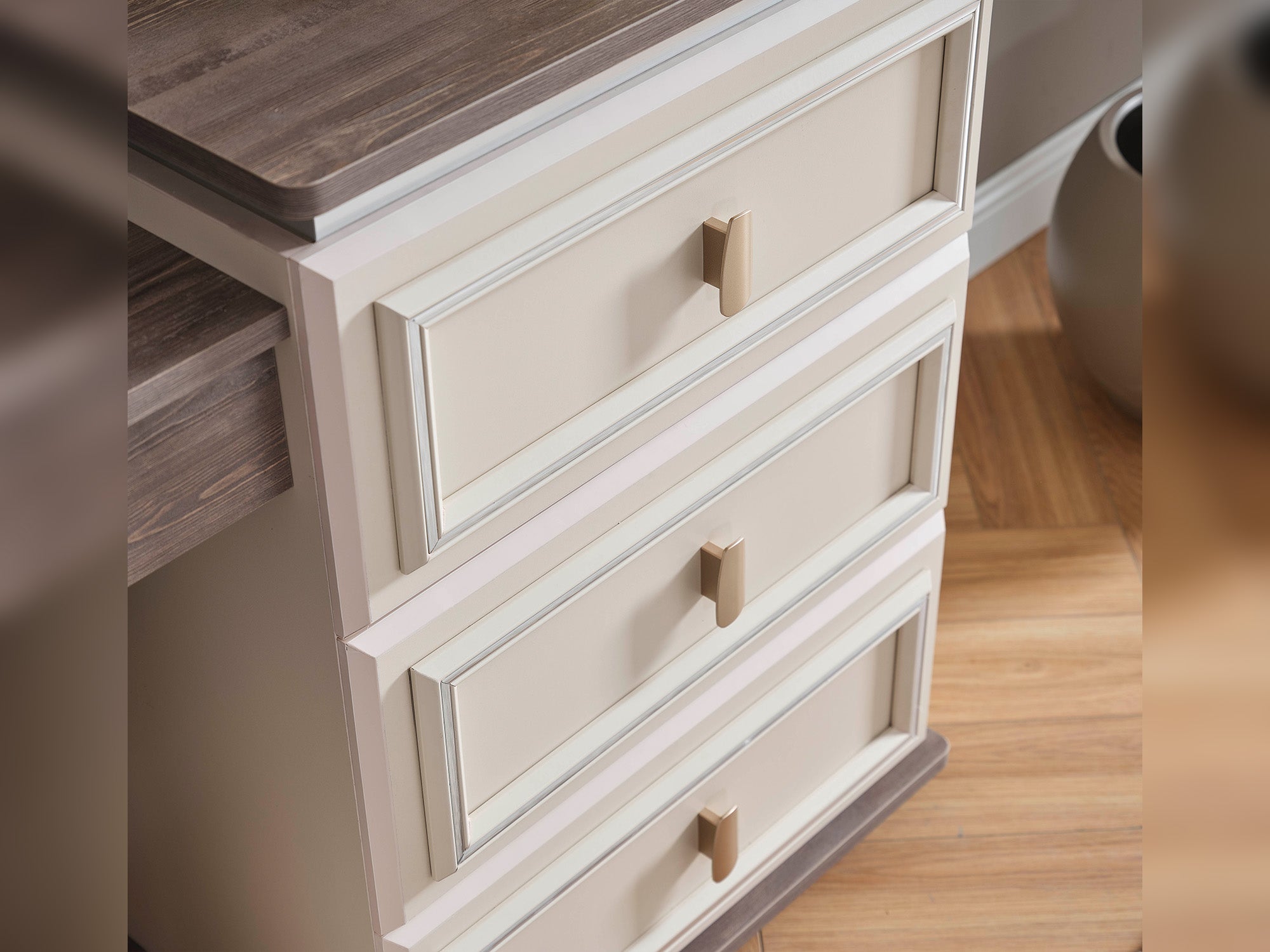 Carmen Bedroom (Queen Frame With Headboard & Dresser With Mirror & Ottoman & 2 Nightstand)