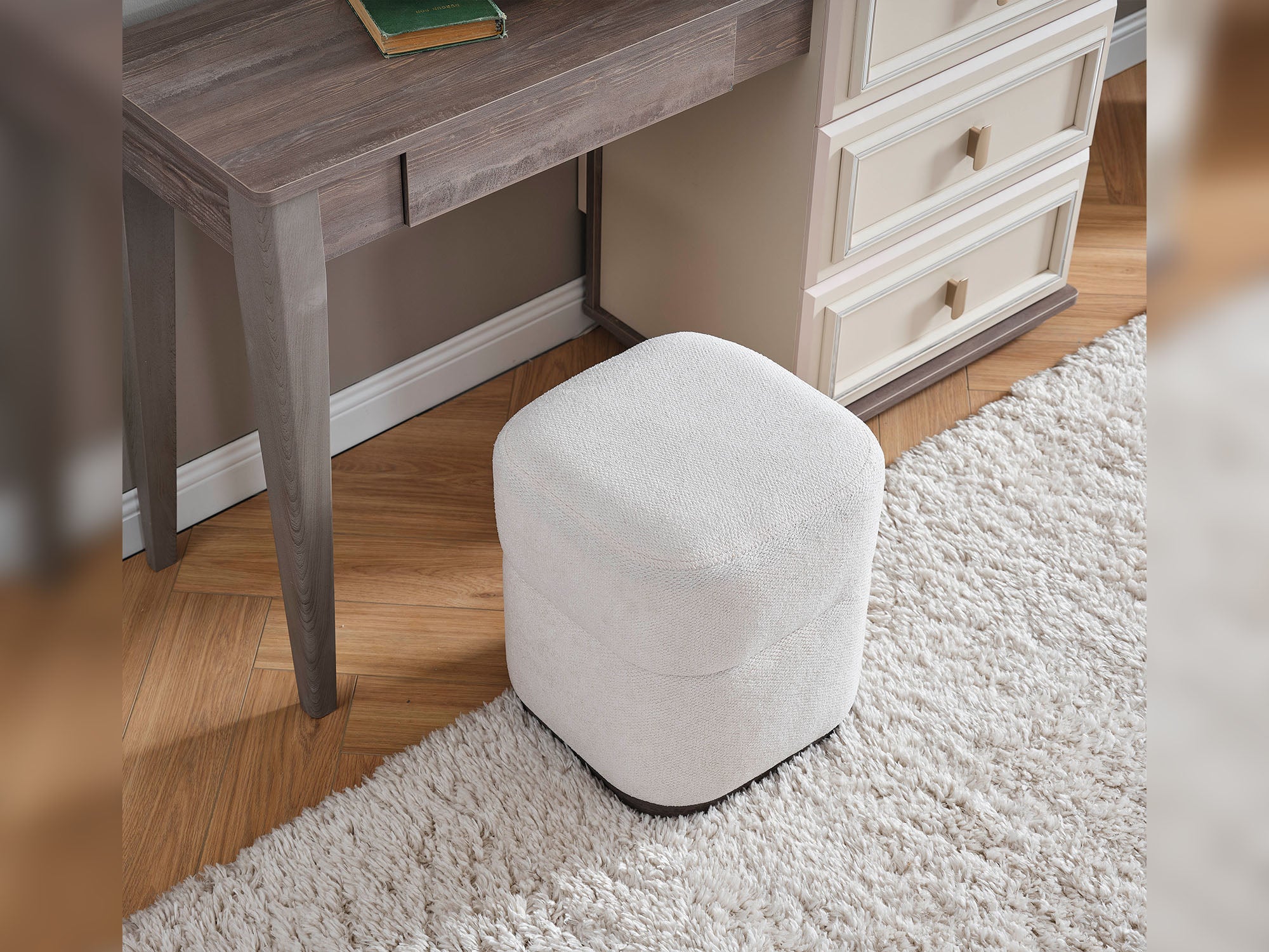 Carmen Bedroom (Queen Frame With Headboard & Dresser With Mirror & Ottoman & 2 Nightstand)