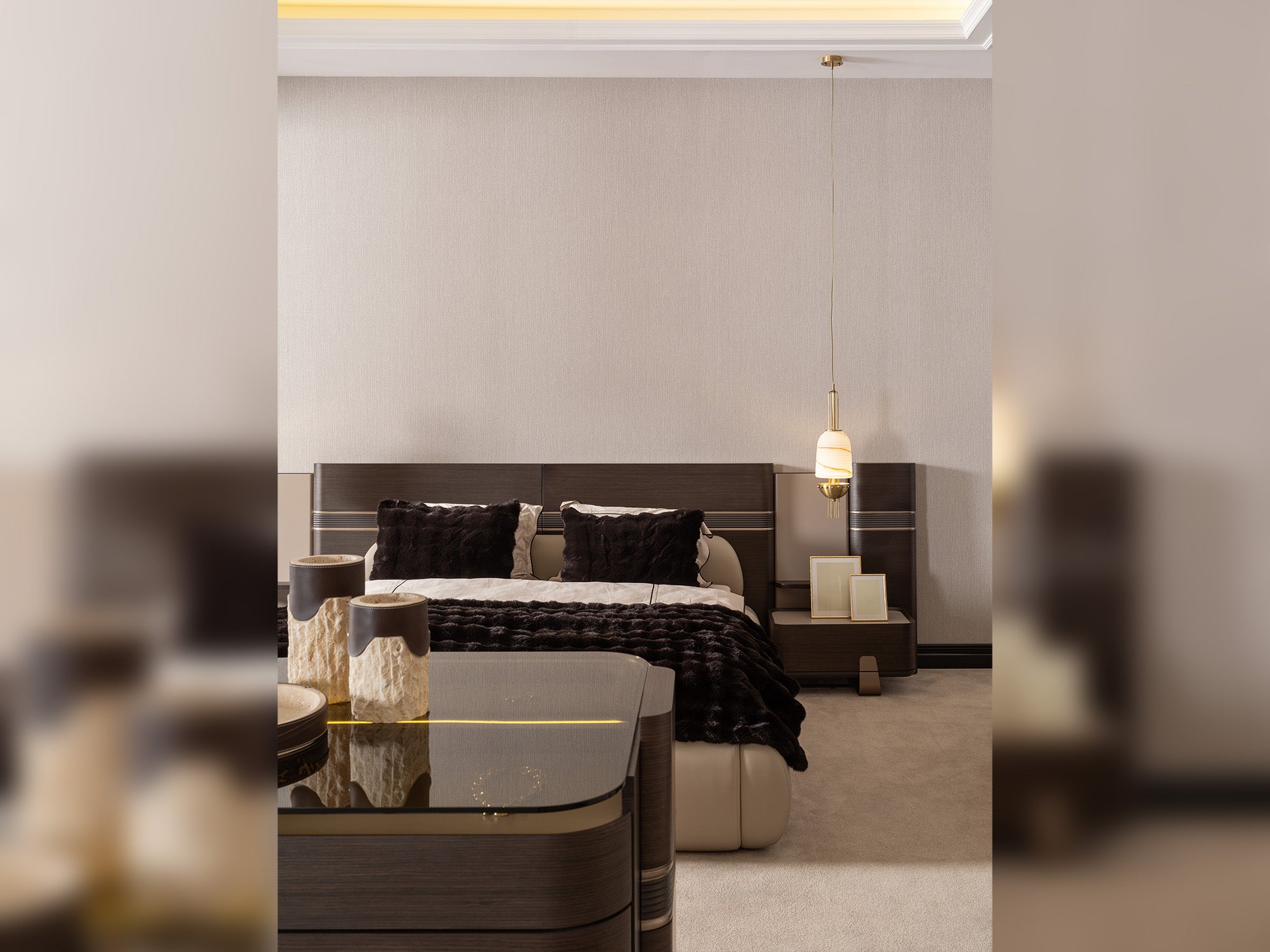 Corte Bedroom (Queen Frame With Headboard & Dresser With Mirror & Ottoman & 2 Nightstand)