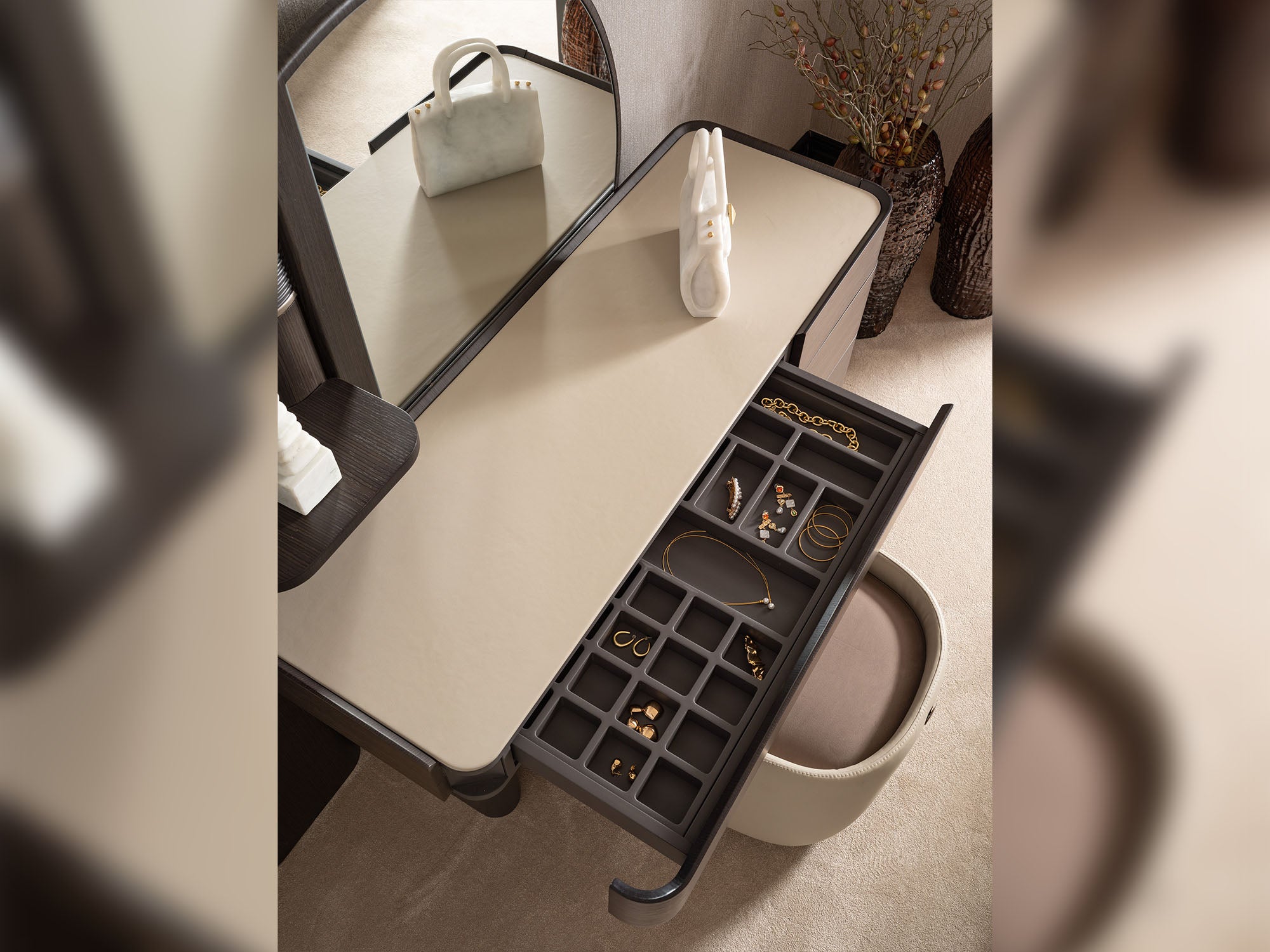 Corte Bedroom (Queen Frame With Headboard & Dresser With Mirror & Ottoman & 2 Nightstand)