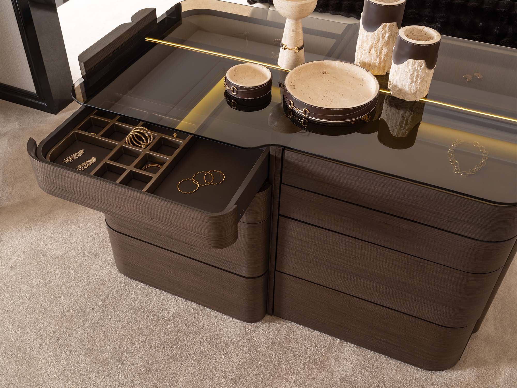Corte Bedroom (Queen Frame With Headboard & Dresser With Mirror & Ottoman & 2 Nightstand)