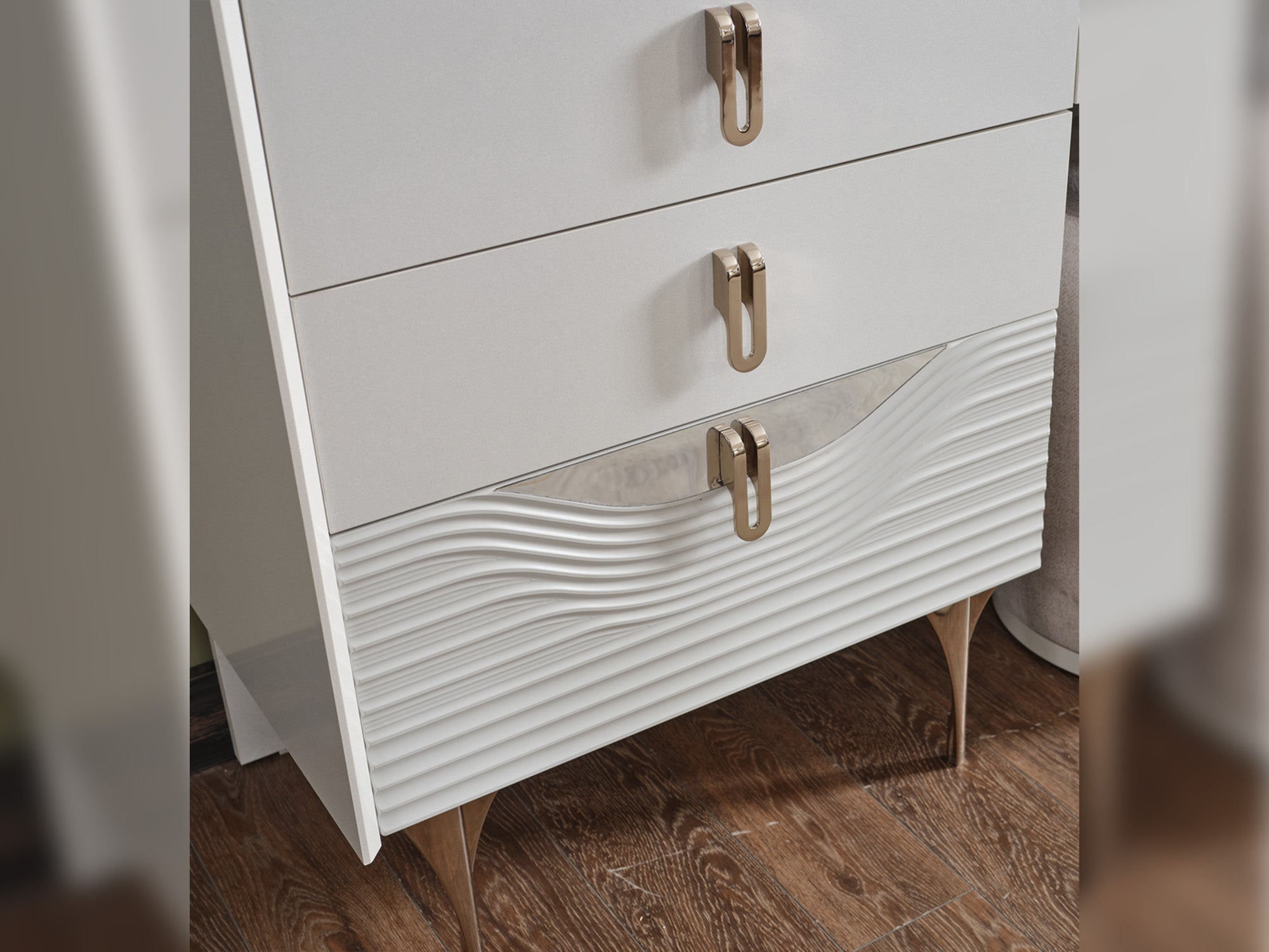 Esperanza Bedroom (Queen Frame With Headboard & Dresser With Mirror & Ottoman & 2 Nightstand)