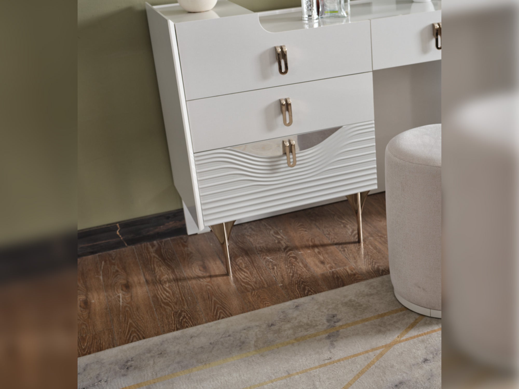 Esperanza Bedroom (Queen Frame With Headboard & Dresser With Mirror & Ottoman & 2 Nightstand)