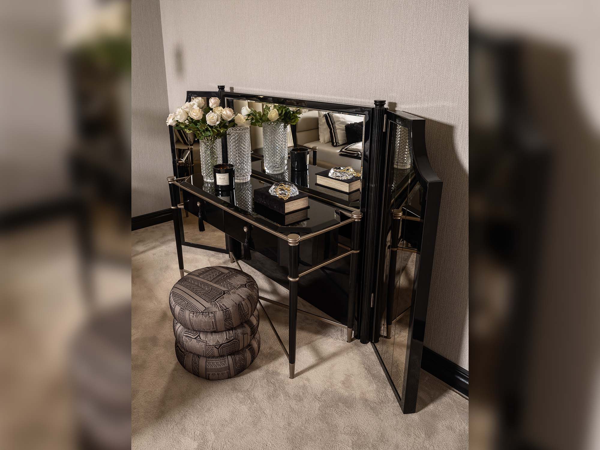 Istanbul Bedroom (Queen Frame With Headboard & Dresser With Mirror & Ottoman & 2 Nightstand & Bench)