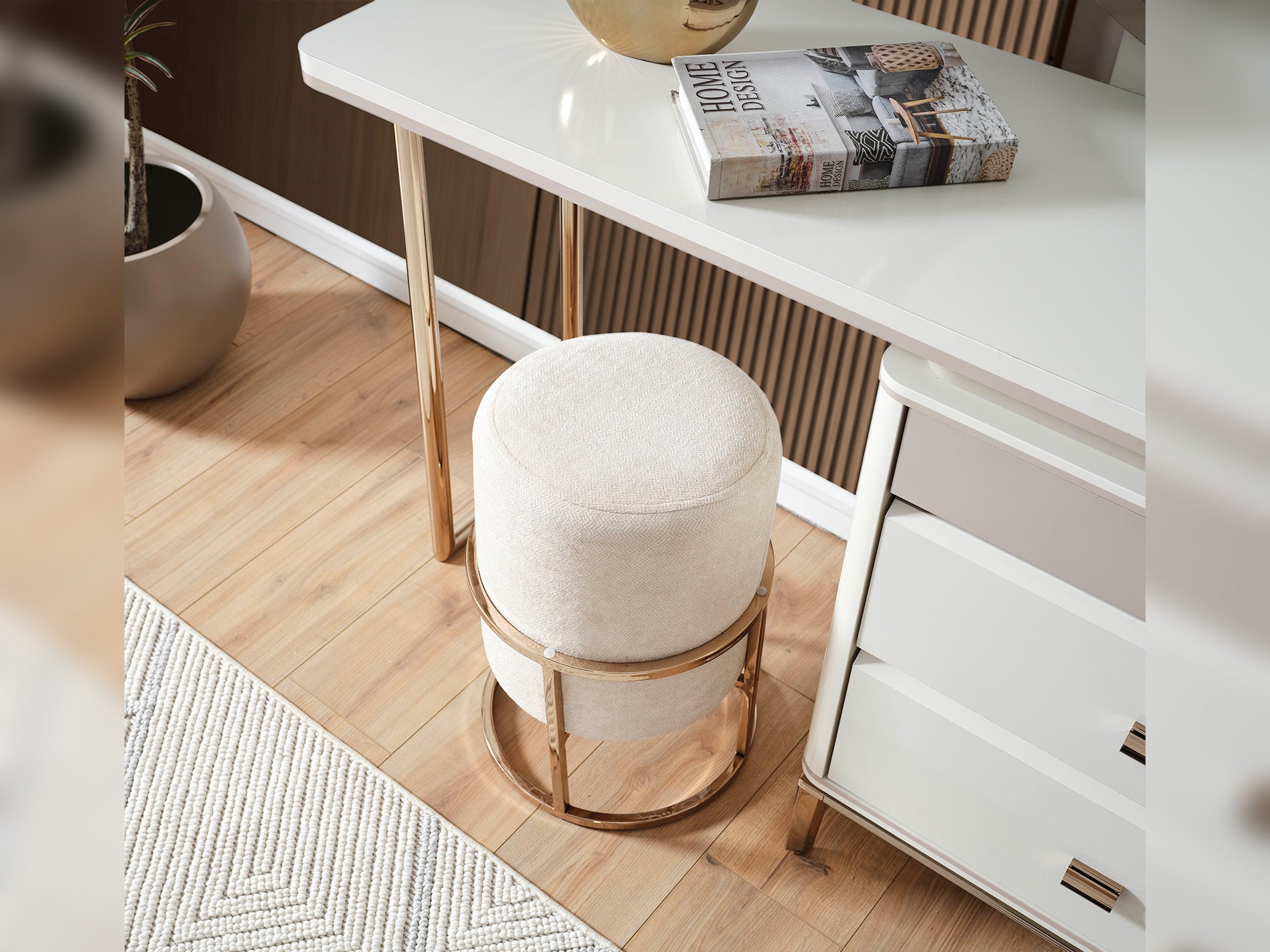 Law Bedroom (Queen Frame With Headboard & Dresser With Mirror & Ottoman & 2 Nightstand)