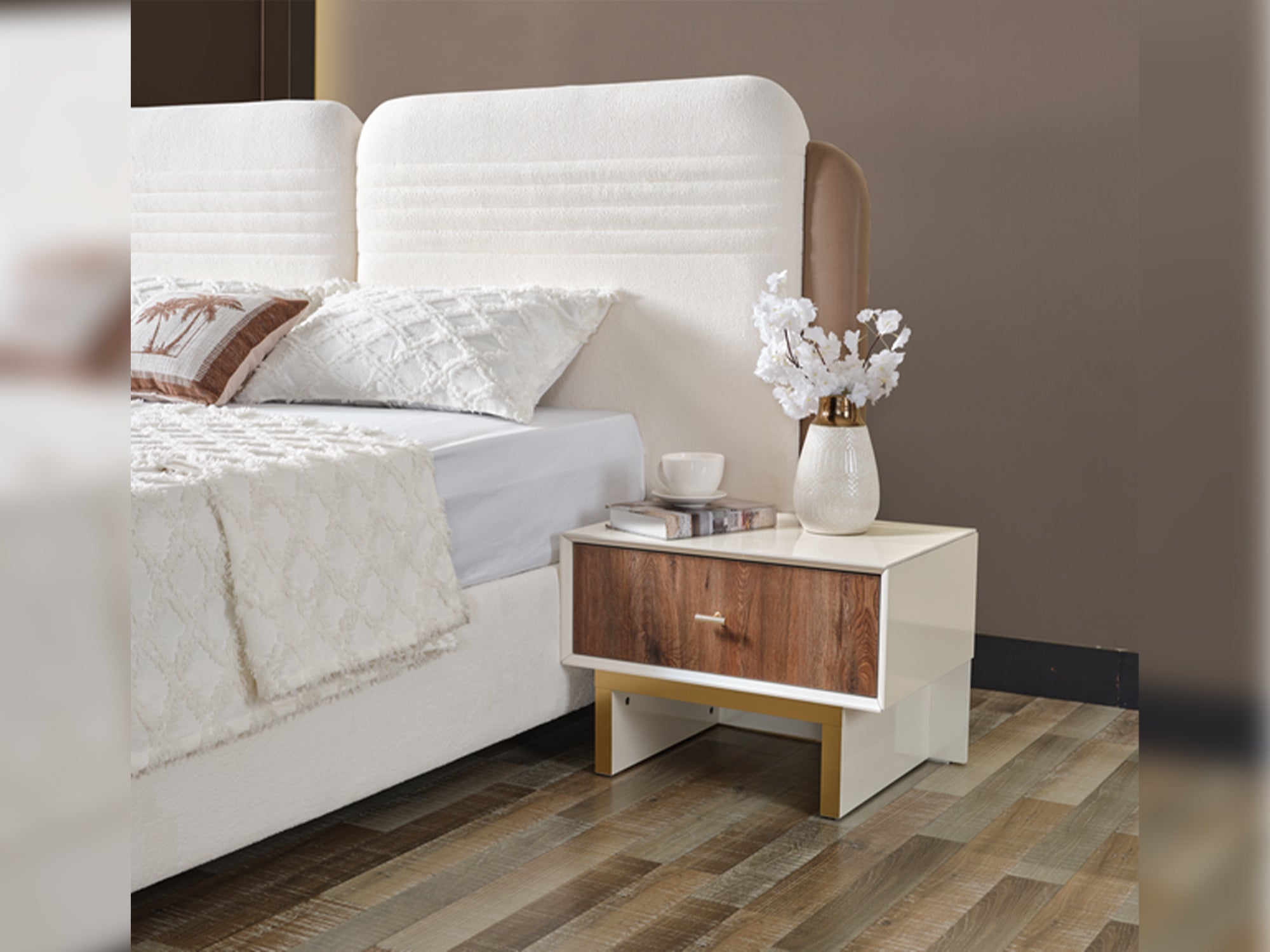 Sidney Bedroom (Queen Frame With Headboard & Dresser With Mirror & Ottoman & 2 Nightstand)