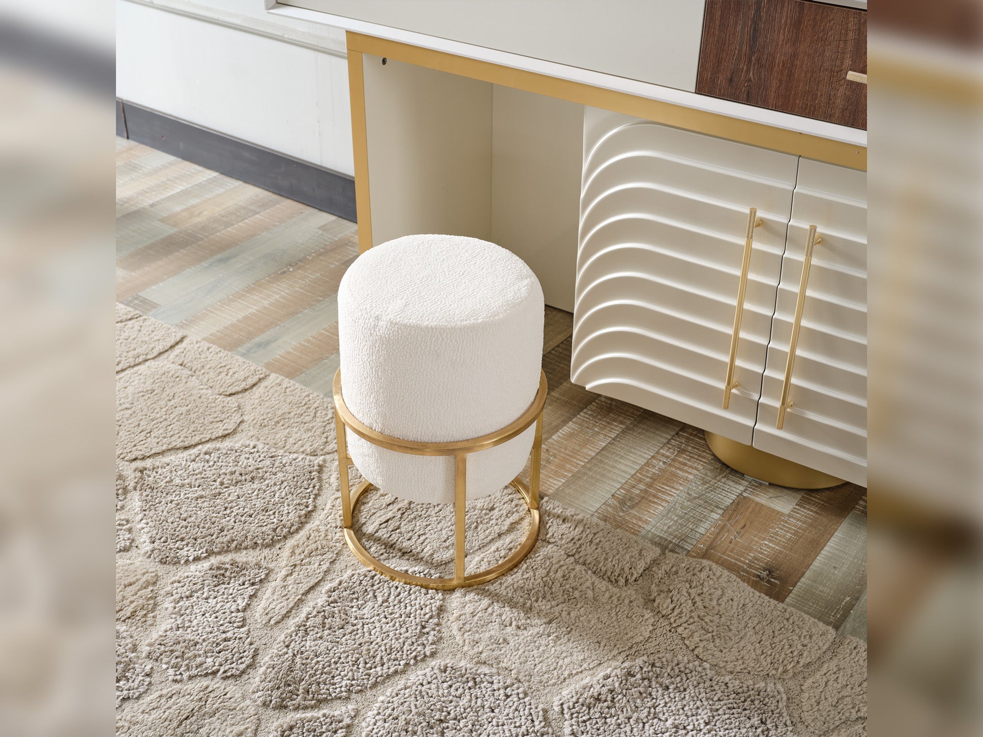 Sidney Bedroom (Queen Frame With Headboard & Dresser With Mirror & Ottoman & 2 Nightstand)